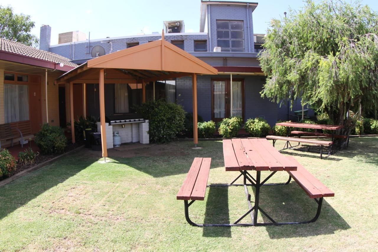 Townhouse Motel Cowra Exterior foto